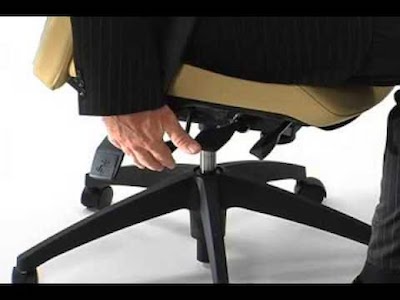 Using-The-Office-Chairs-Height-Adjustment